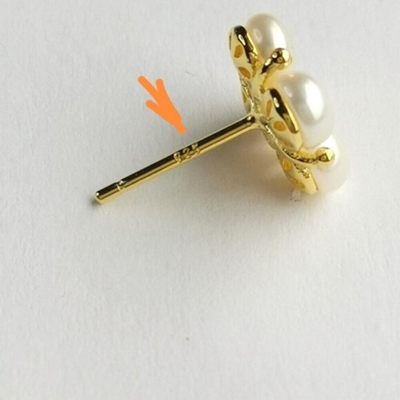 White cultured pearl stud earrings with white Sapphire in 14k gold - Picture 4 of 7